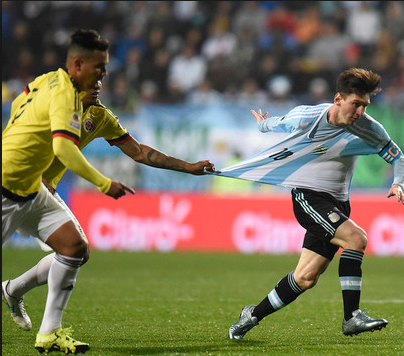 ユニフォームを引っ張る